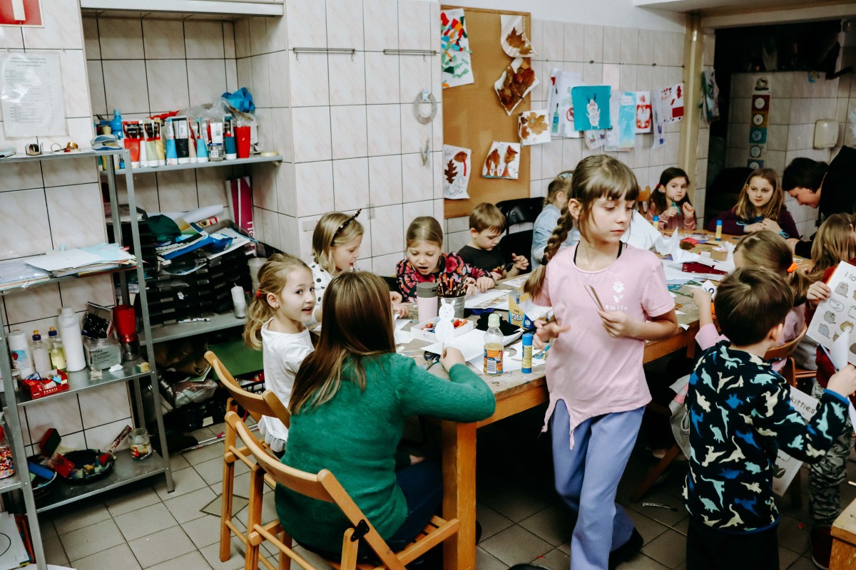Dzieci podczas zajęć plastycznych w MOK w Lędzinach