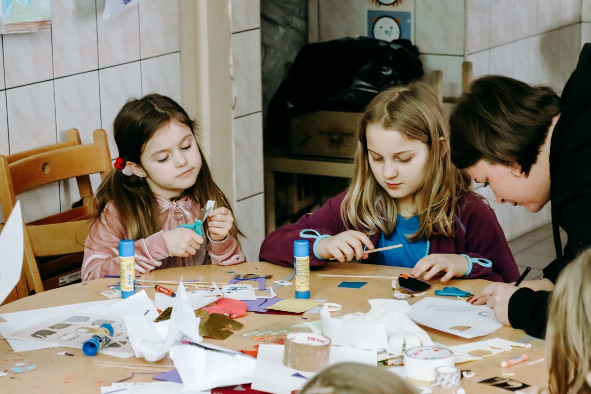Dzieci podczas zajęć plastycznych w MOK w Lędzinach