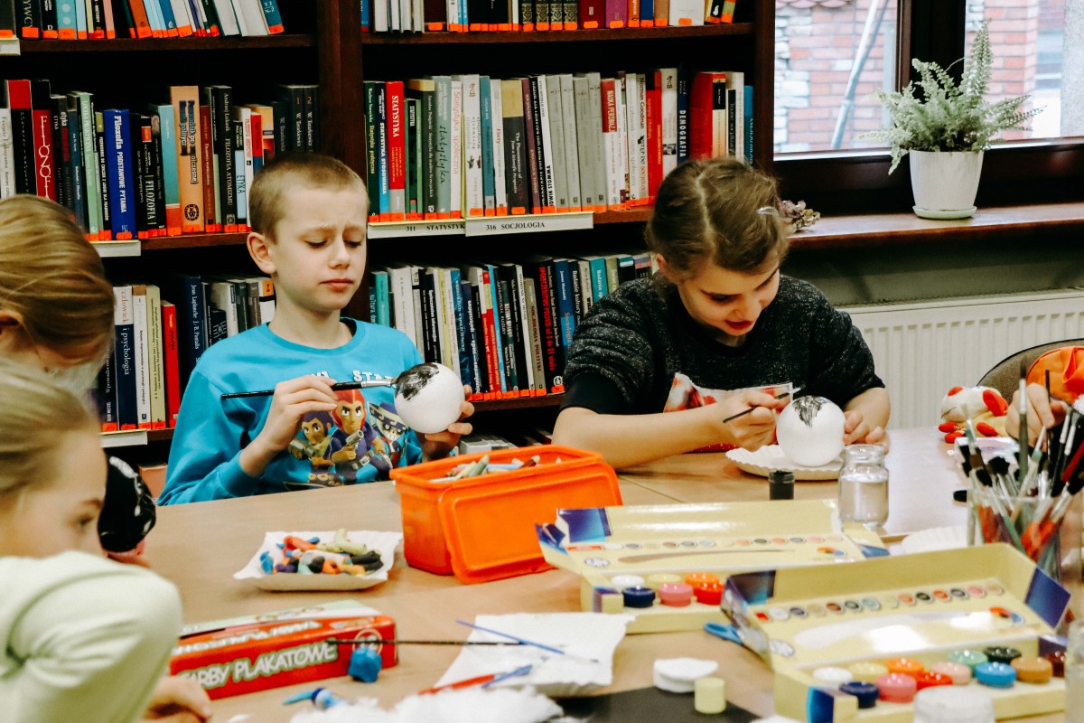 Dzieci podczas zajęć plastycznych w Miejskiej Bibliotece Publicznej w Lędzinach