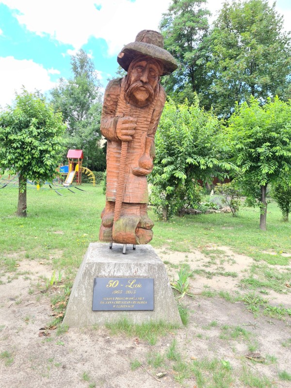 Rzeźba stojąca na terenie szkoły podstawowej nr 3 w Lędzinach