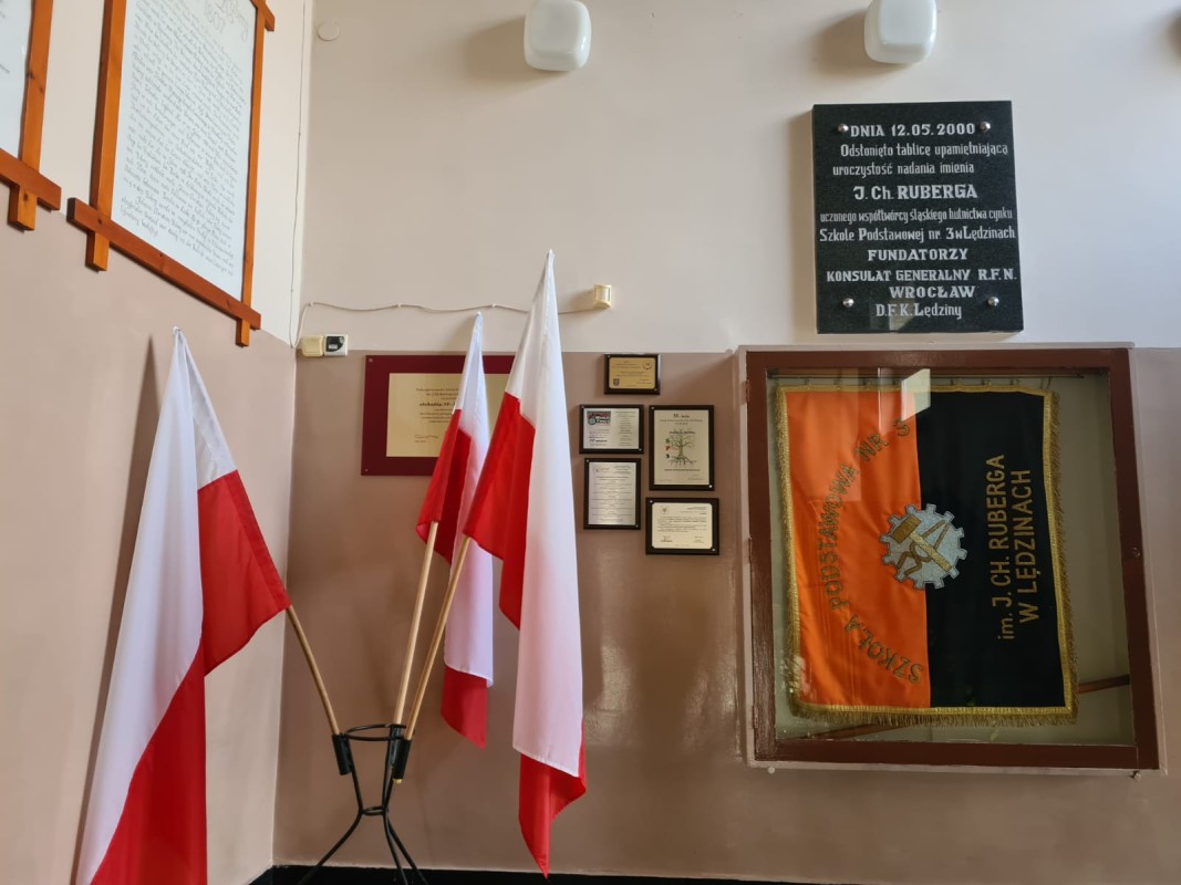 Flagi oraz sztandar w budynku Sp3 w Lędzinach