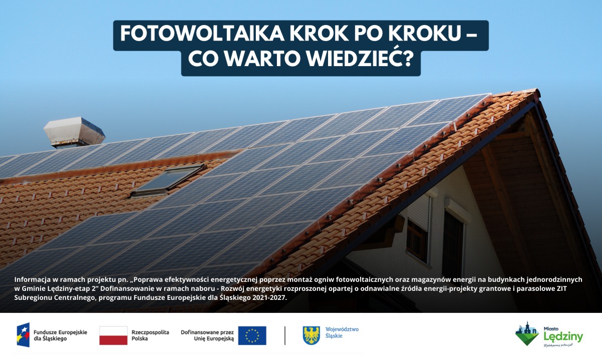 Panele fotowoltaiczne na dachu domu jednorodzinnego. Nagłówek: 