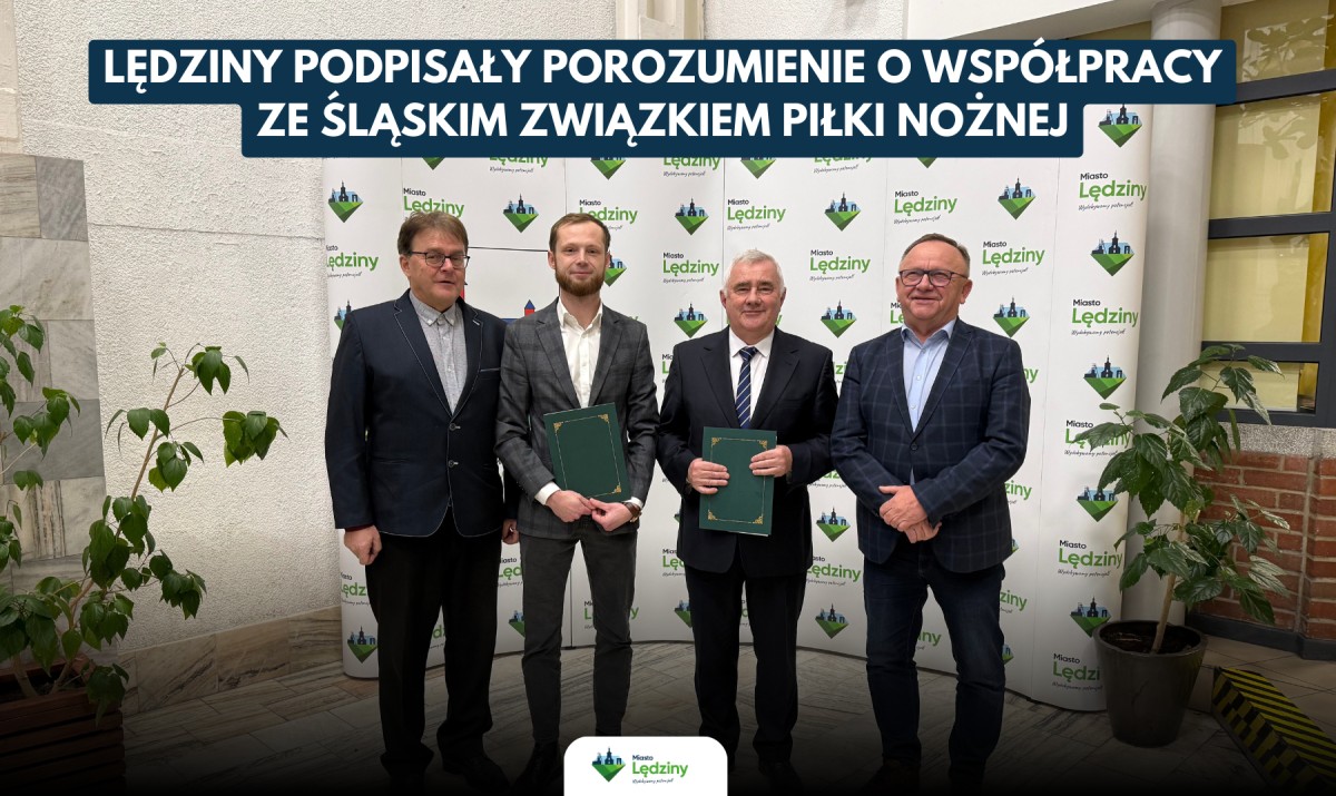 Przedstawiciele Miasta Lędziny oraz Śląskiego Związku Piłki Nożnej podczas uroczystego podpisania porozumienia o wzajemnej współpracy.