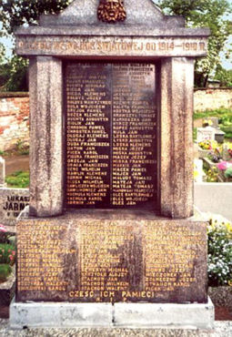 Zbiorowy grób wojenny żołnierzy poległych w czasie I wojny światowej na cmentarzu parafialnym przy ul. Zabykowej