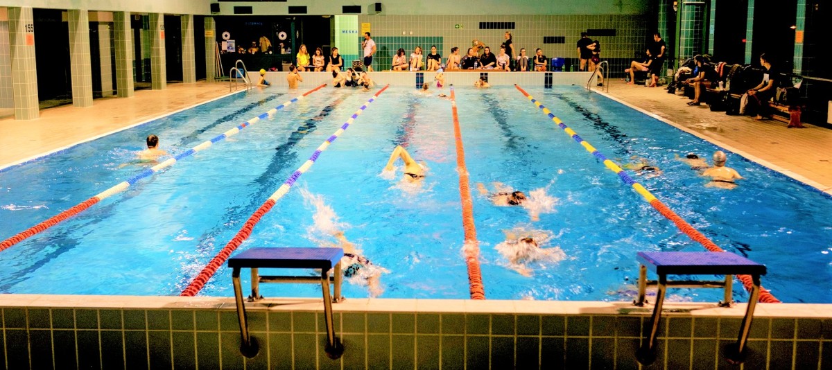 osoby pływające w basenie sportowym